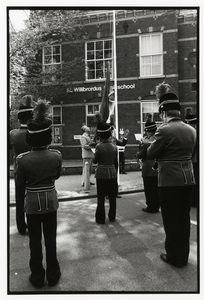 108004 Afbeelding van het hijsen van de vlag tijdens de viering van Koninginnedag in de Poortstraat te Utrecht. Op de ...